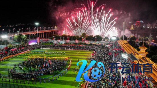 2024宇宙“村晚”示范展示行径暨贵州“村超村晚”在贵州省黔东南苗族侗族自治州榕江县拉开帷幕。这是音乐烟花秀在“村晚”献艺（2024年2月3日）。新华社记者 刘续 摄