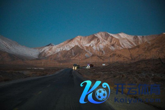 12月1日，汽车行驶在位于昆仑山土产货的青藏公路上。新华社记者 张龙 摄