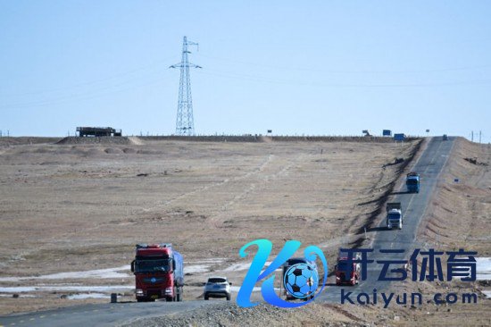 12月1日，汽车行驶在五谈梁隔邻的青藏公路上。新华社记者 张龙 摄