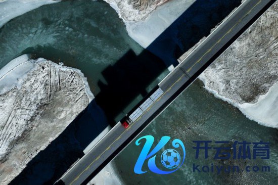 12月1日，一辆卡车行驶在青藏公路上。新华社记者 张龙 摄