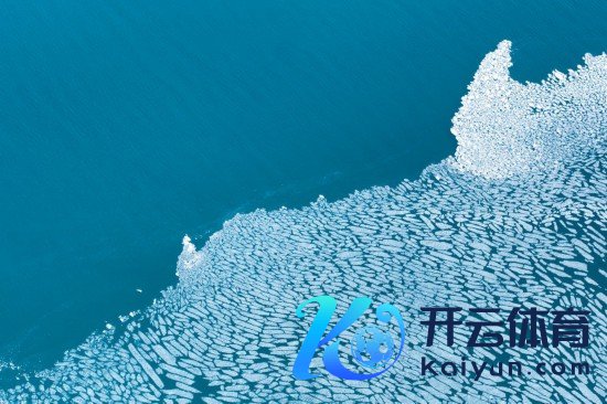 这是2024年4月11日在青海湖拍摄的部分未溶化的湖冰（无东谈主机像片）。新华社记者 张龙 摄