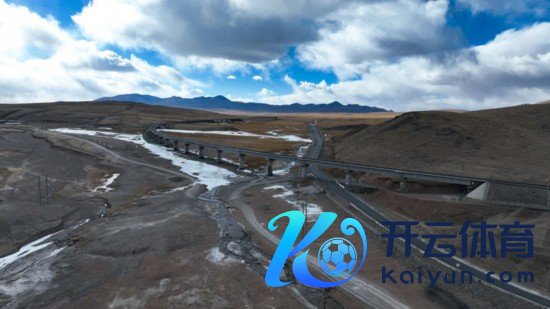 这是12月1日在兴奋岭拍摄的青藏公路与青藏铁路。新华社记者 张龙 摄