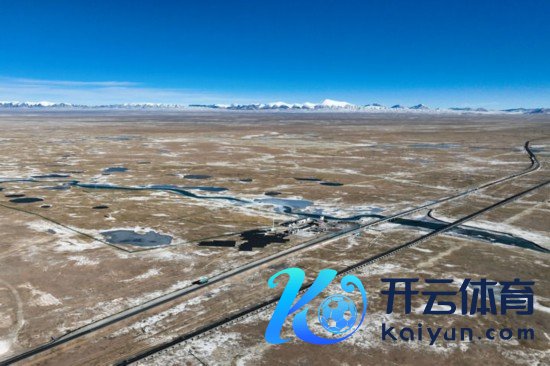 12月1日，汽车行驶在位于可可西里的青藏公路上。新华社记者 张龙 摄