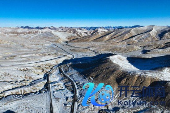 这是12月1日在昆仑山口拍摄的青藏公路（右）与青藏铁路。新华社记者 张龙 摄